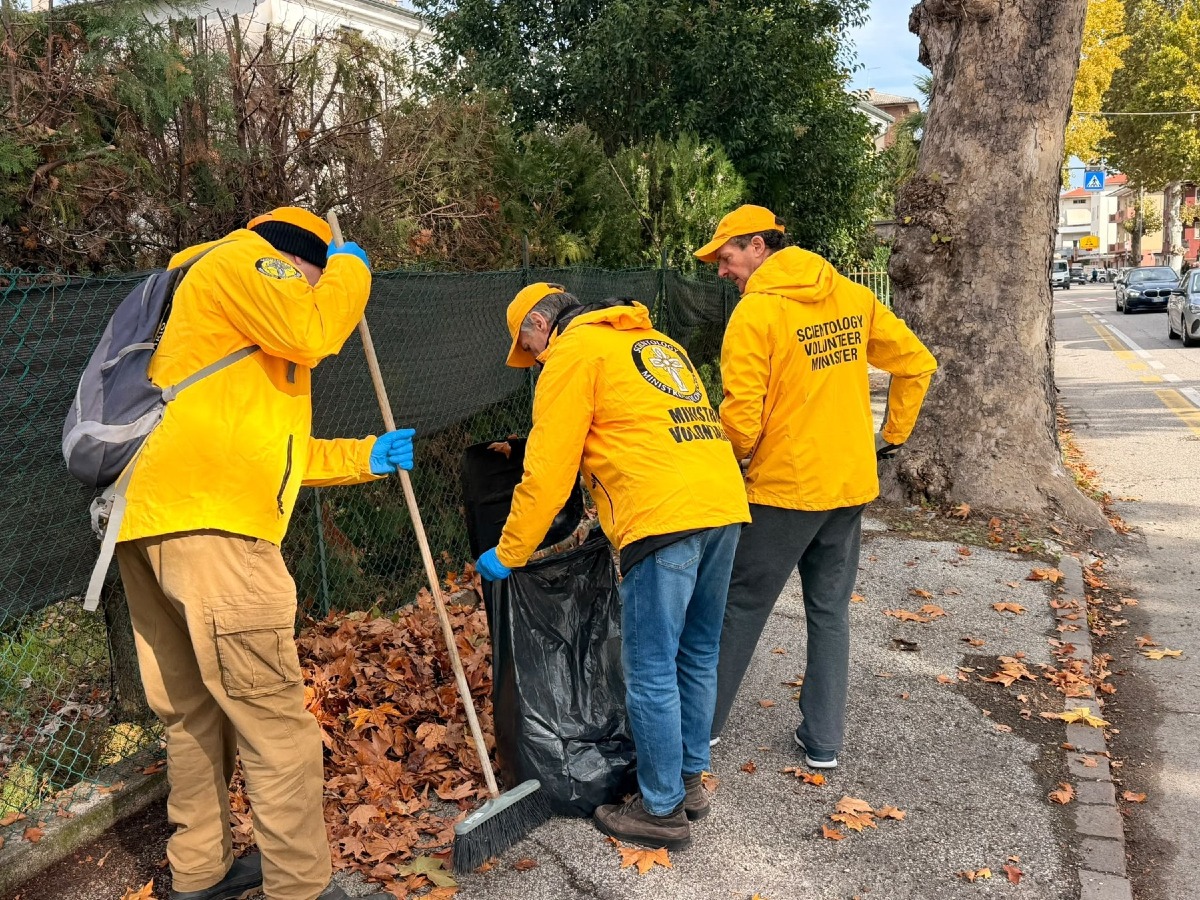 Vicenza, raccolta rifiuti in Viale Anconetta durante la Domenica Ecologica