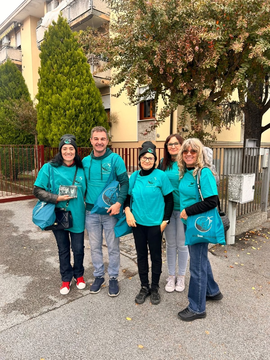 Padova, opuscoli in via Saetta per la campagna di prevenzione antidroga