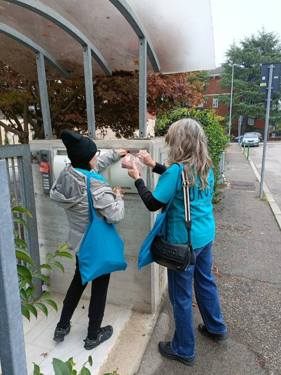 Padova, opuscoli in via Saetta per la campagna di prevenzione antidroga