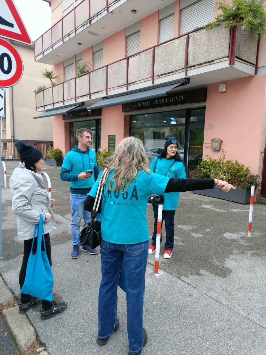 Padova, opuscoli in via Saetta per la campagna di prevenzione antidroga