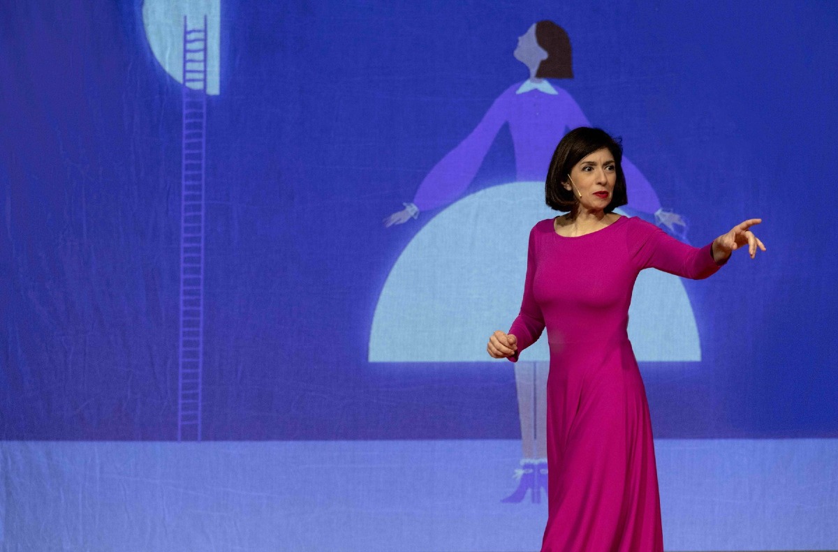 Cinzia Spanò porta a Pordenone “Esagerate!”, stand-up comedy sulle disparità di genere