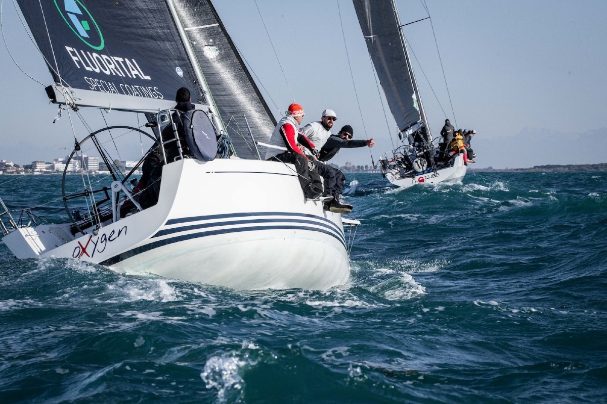 La Cinquanta 2026, partenza con bora e onda a Caorle